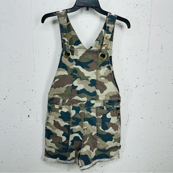 Anthropologie Size 6 Olive Camo Camouflage Overall Shorts Shortalls - Picture 1 of 14